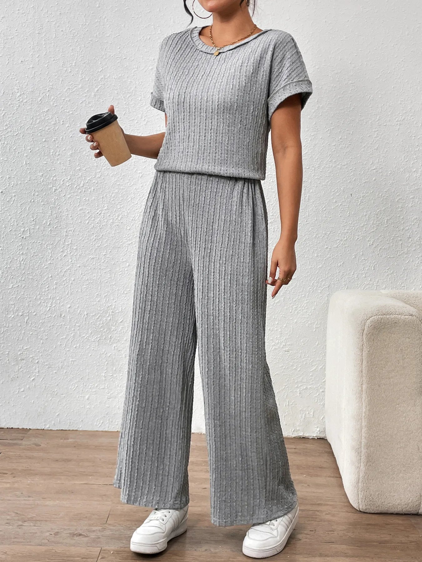 Side angle of ribbed two-piece lounge set in gray with relaxed fit – Voguelle