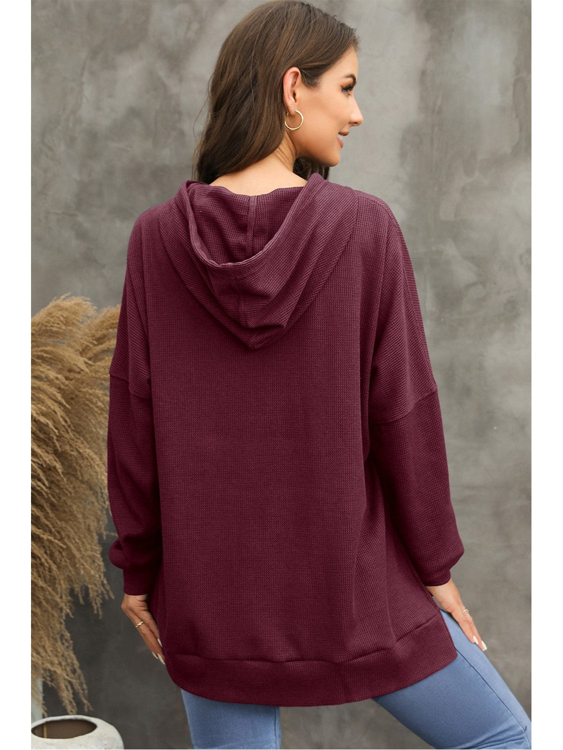 Cozy waffle-knit hoodie in gray with high-low hem – Voguelle