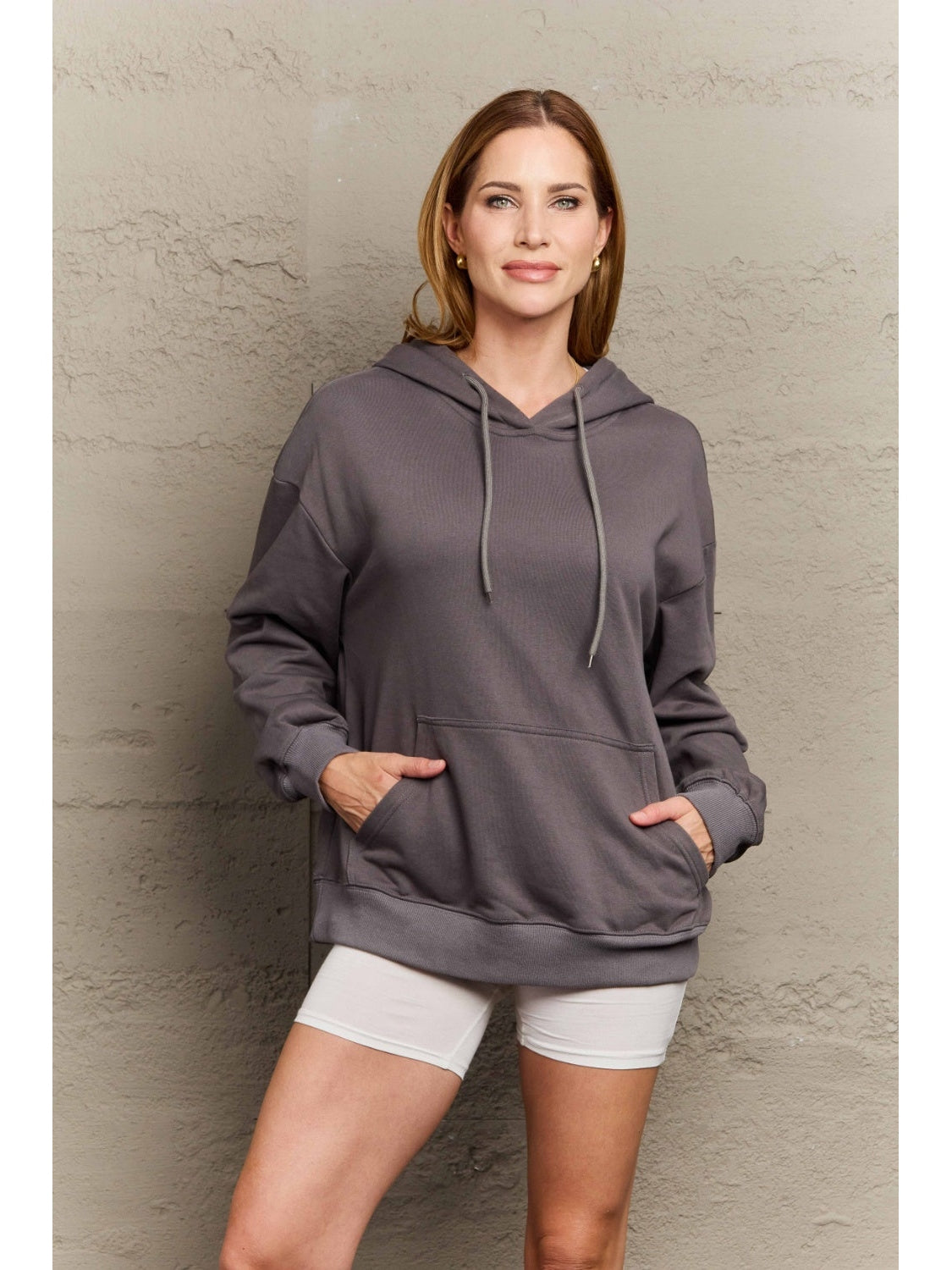 Women’s camel hoodie outfit idea with jeans – Voguelle