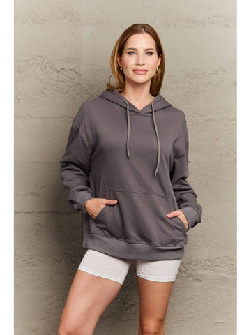 Women’s camel hoodie outfit idea with jeans – Voguelle