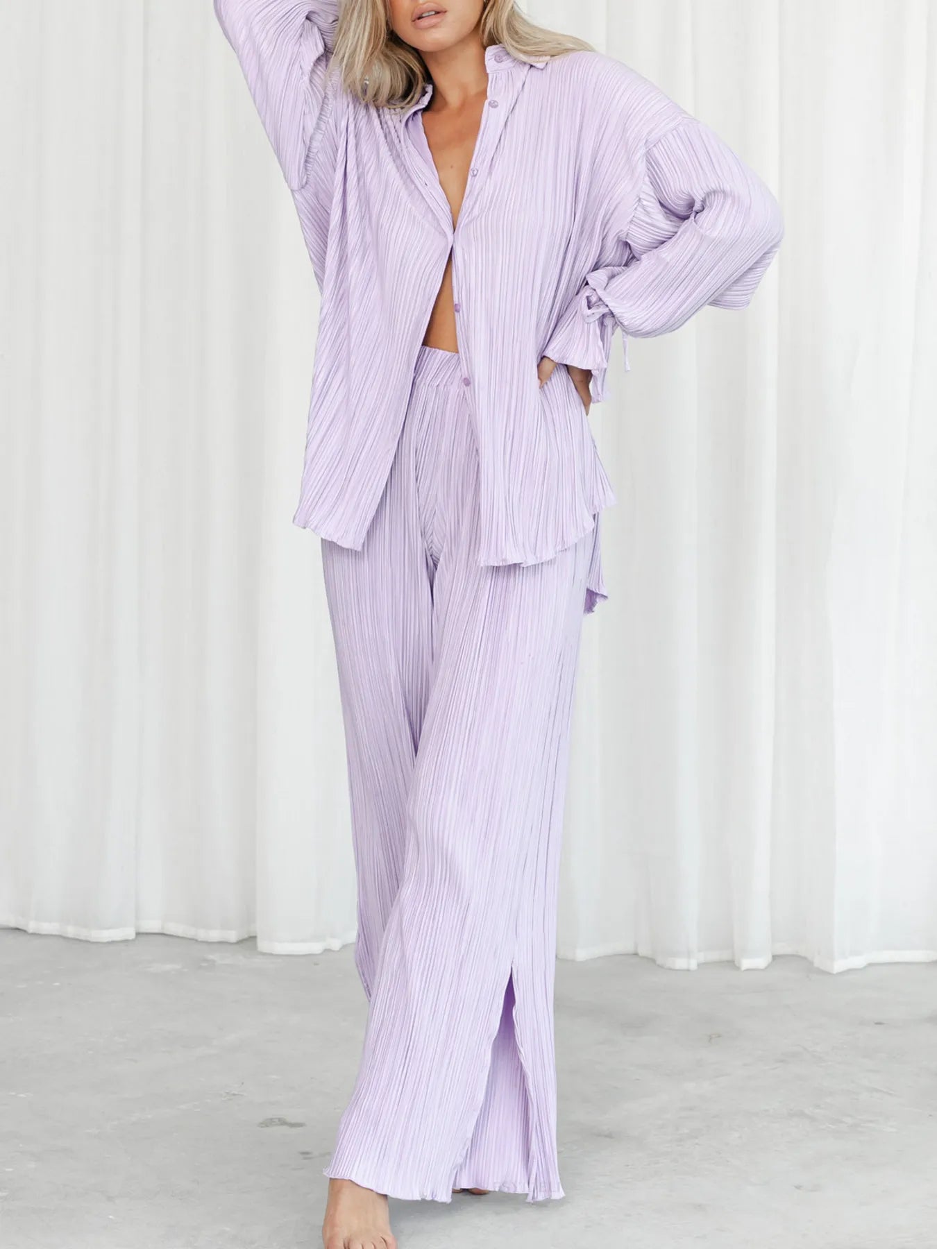 Front detail of pleated black top and wide-leg pants – Voguelle