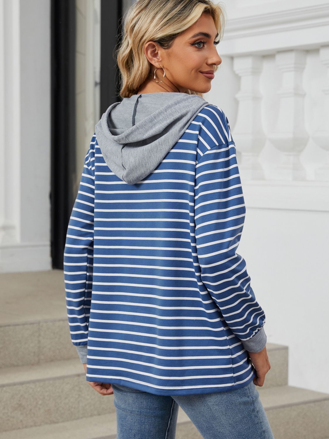 Model styling striped hoodie with jeans and bag – Voguelle