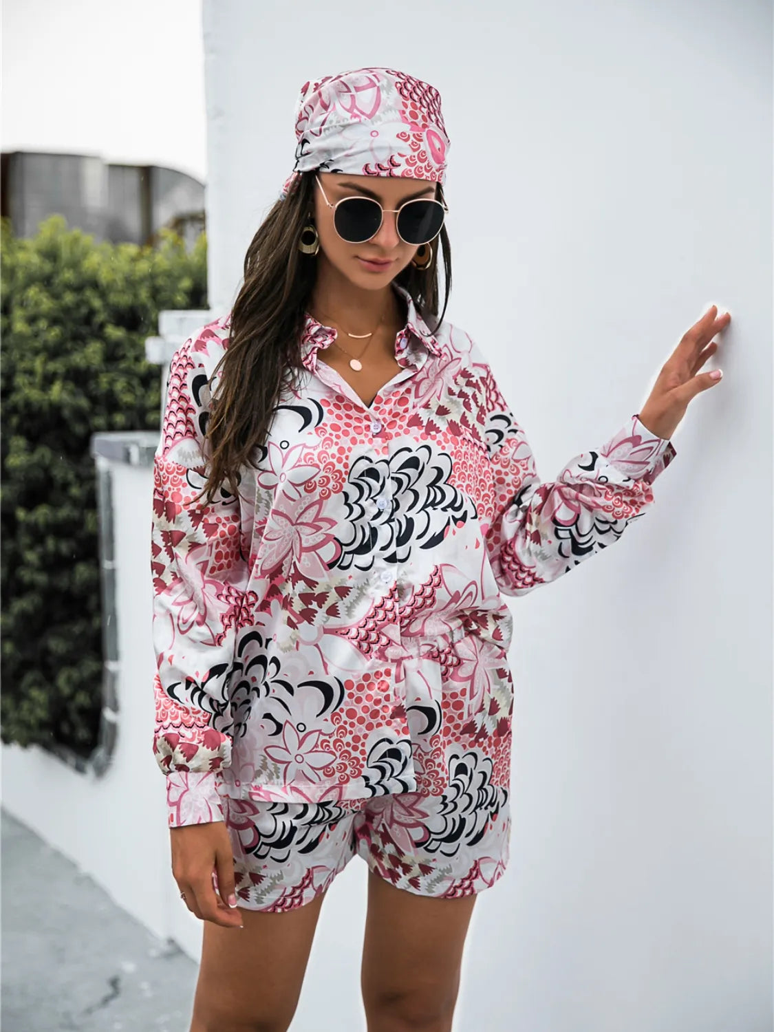 angle of pink Printed Two-Piece Outfit with hat – Voguelle