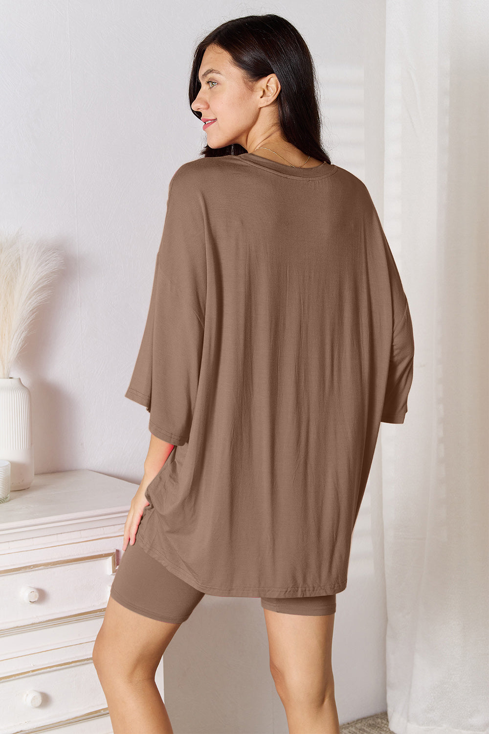 Casual brown loungewear set with relaxed fit top and shorts – Voguelle