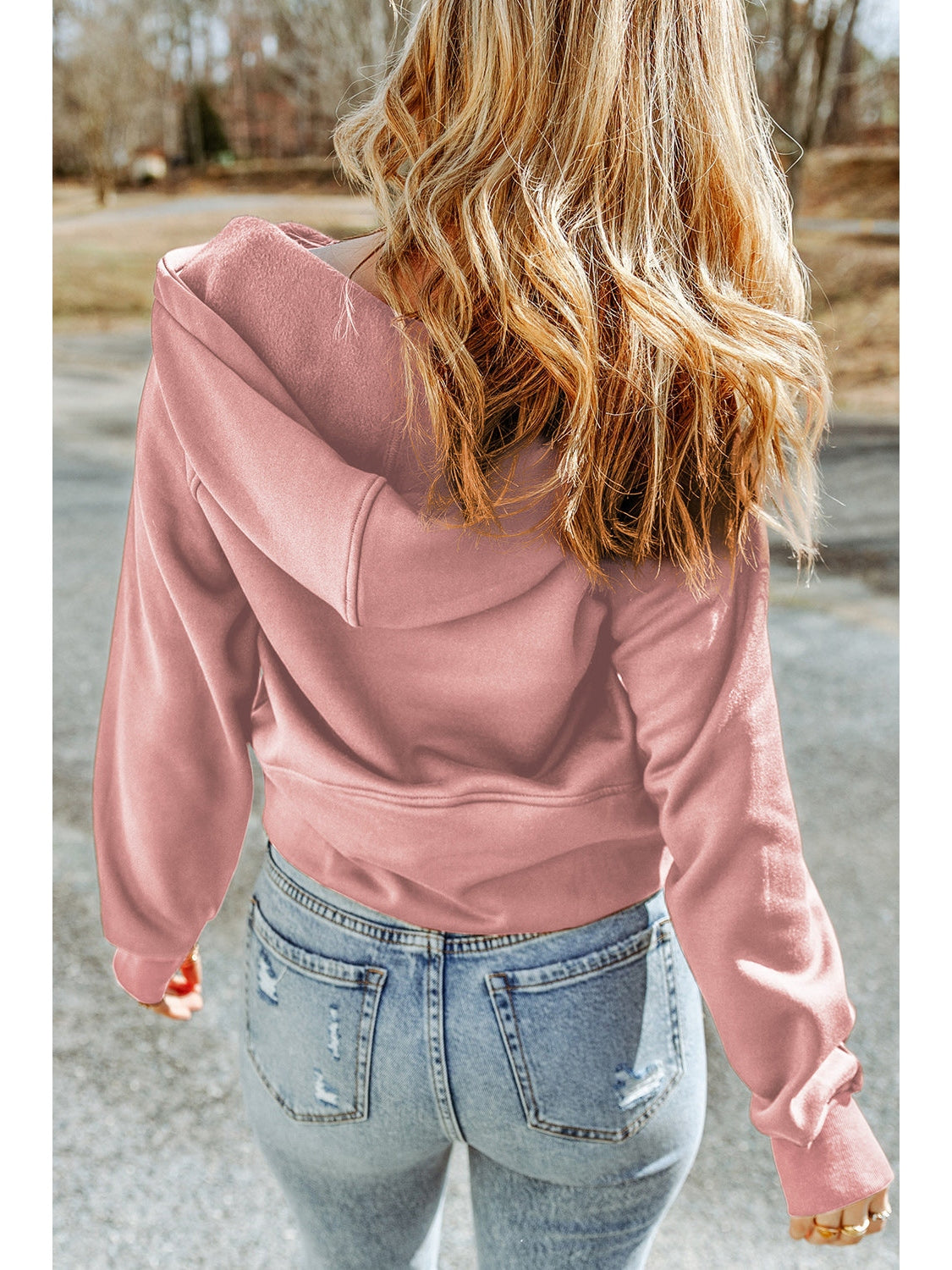 Model styling pink pullover hoodie with thumbhole sleeves – Voguelle