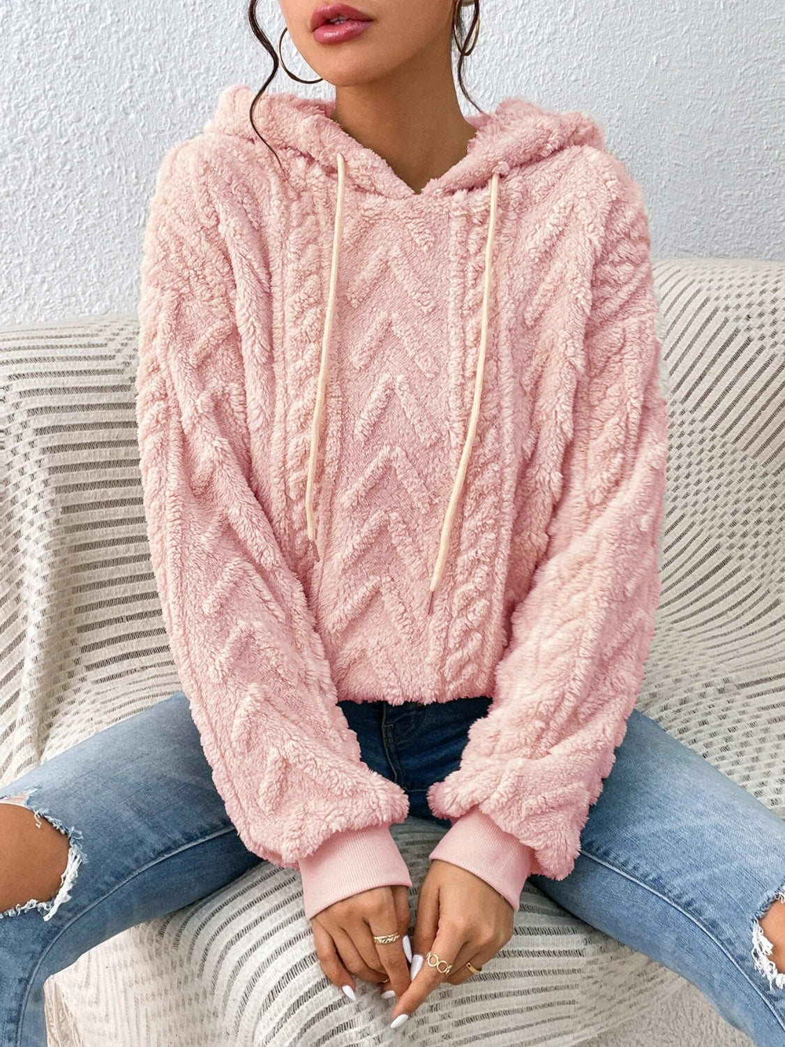 Beige fleece hoodie with long sleeves and relaxed fit – Voguelle