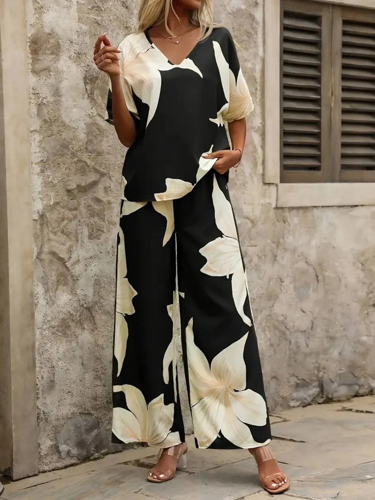 Close-up of V-Neckline and short sleeves on Printed Floral Top – Voguelle