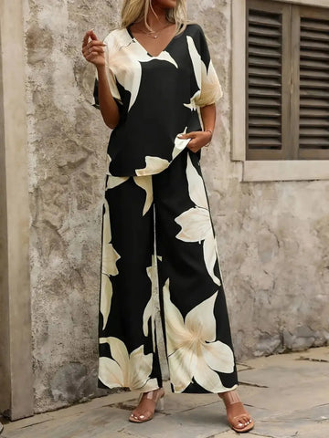 Close-up of V-Neckline and short sleeves on Printed Floral Top – Voguelle