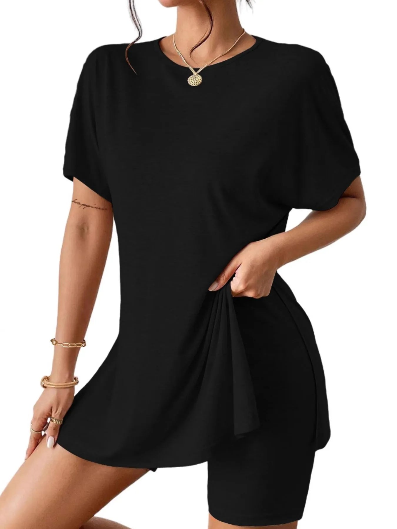 Front detail showing neckline and jewelry styling – Voguelle