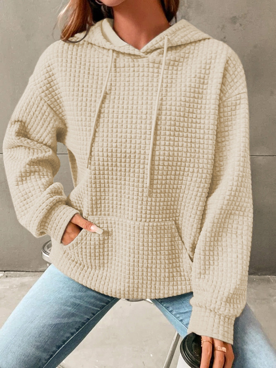 Beige textured hoodie sleeve detail – Voguelle