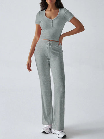 Pink ribbed crop top and matching pants styled with sneakers – Voguelle