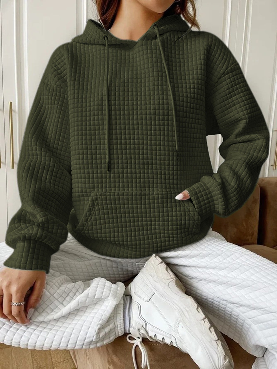 Beige hoodie with grid texture close-up – Voguelle