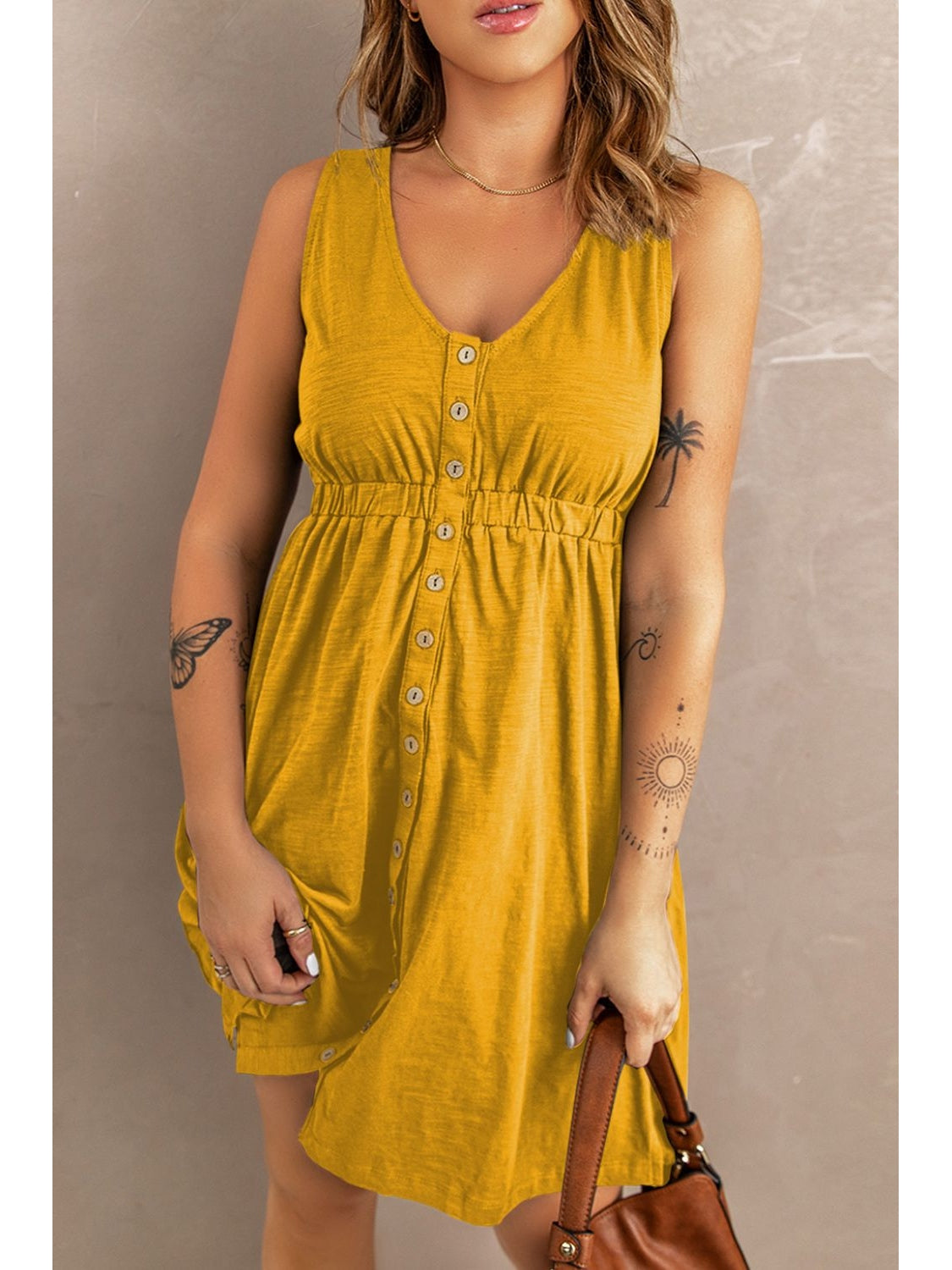 Shoulder strap and neckline close-up of black sleeveless dress – Voguelle
