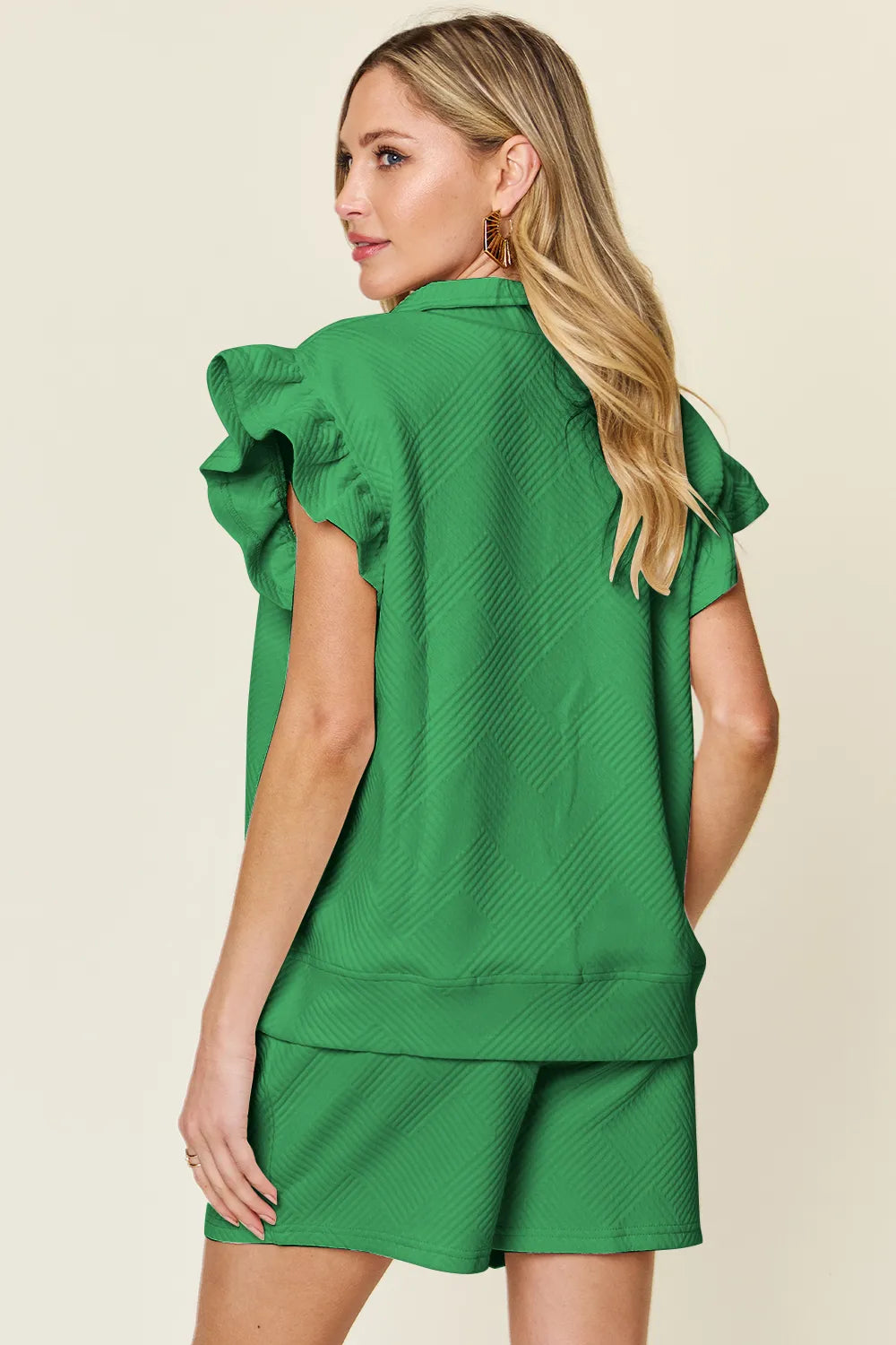 Chic cream outfit with short-sleeve flounce detail top – Voguelle