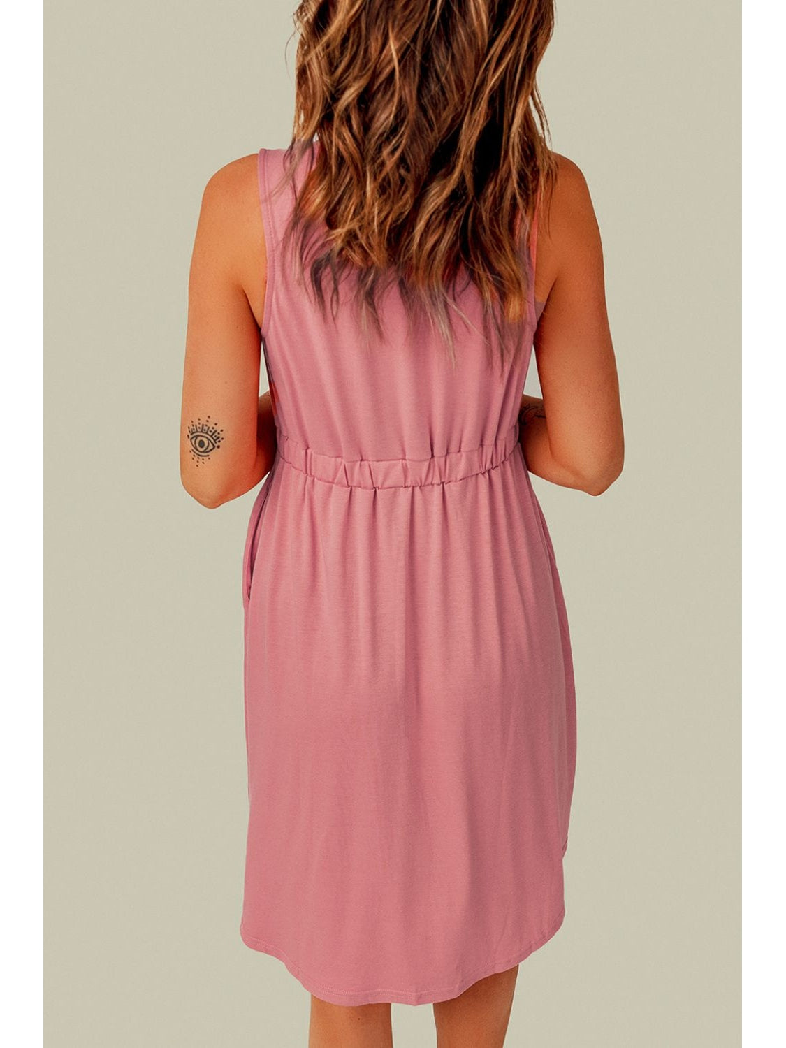Relaxed A-line fit of sleeveless button down casual dress – Voguelle