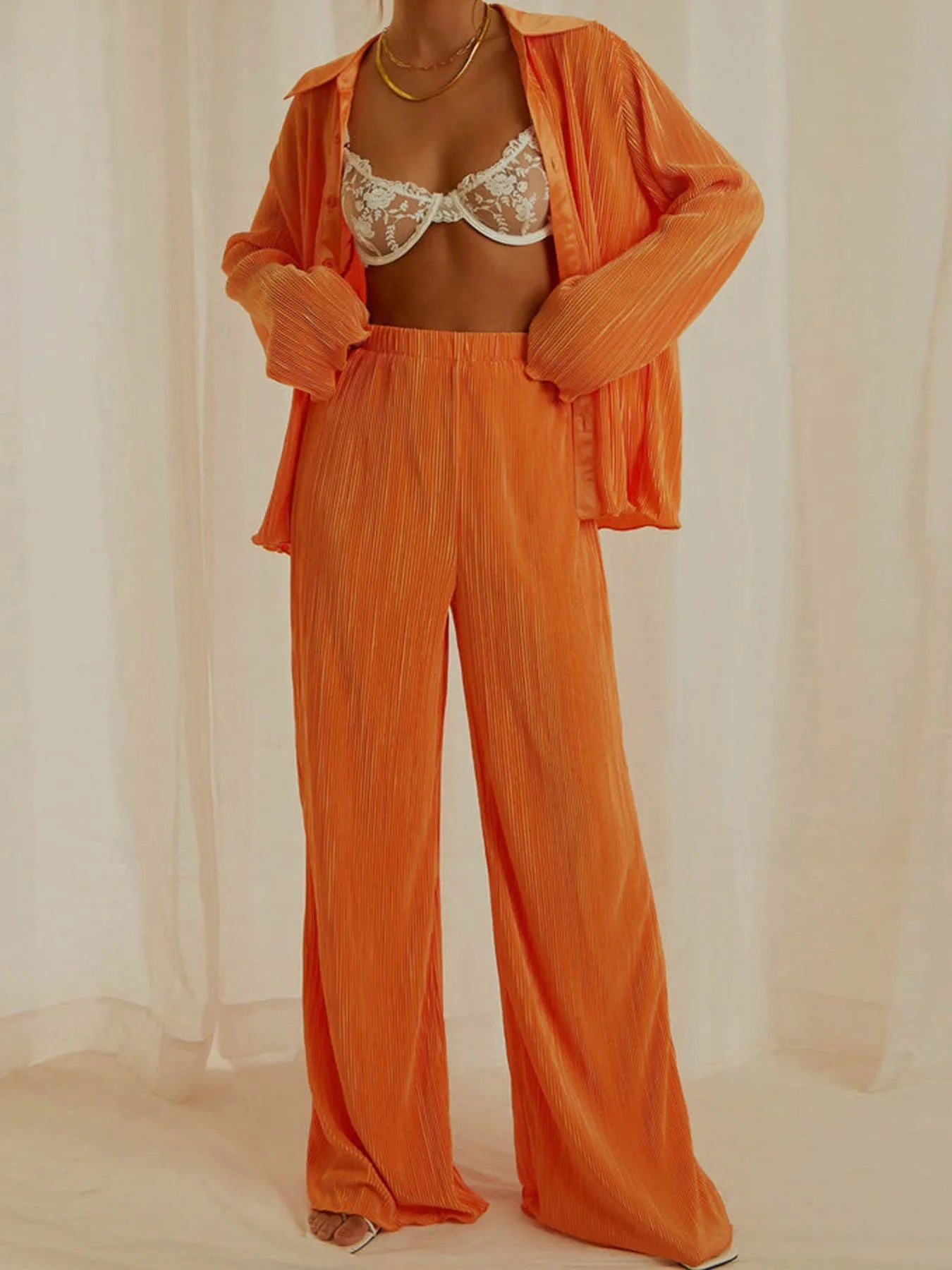Back view of orange pleated pants with relaxed fit – Voguelle