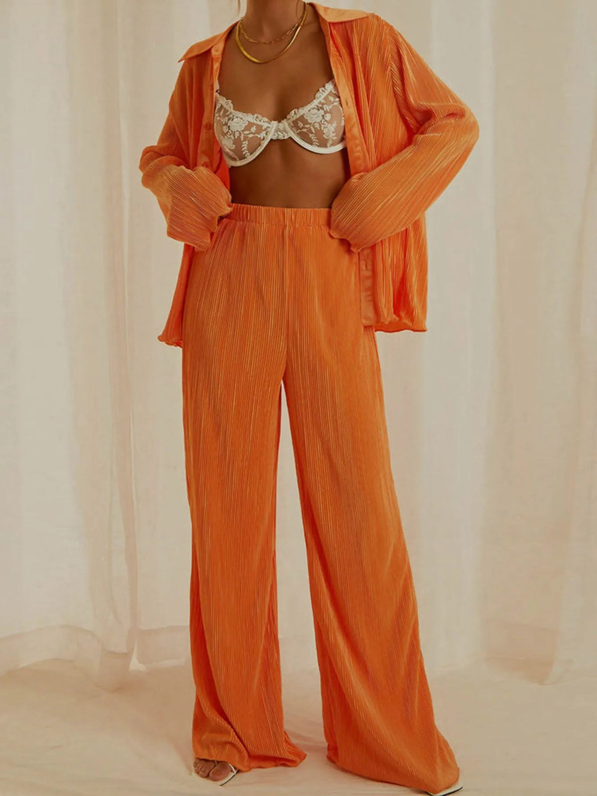 Back view of orange pleated pants with relaxed fit – Voguelle