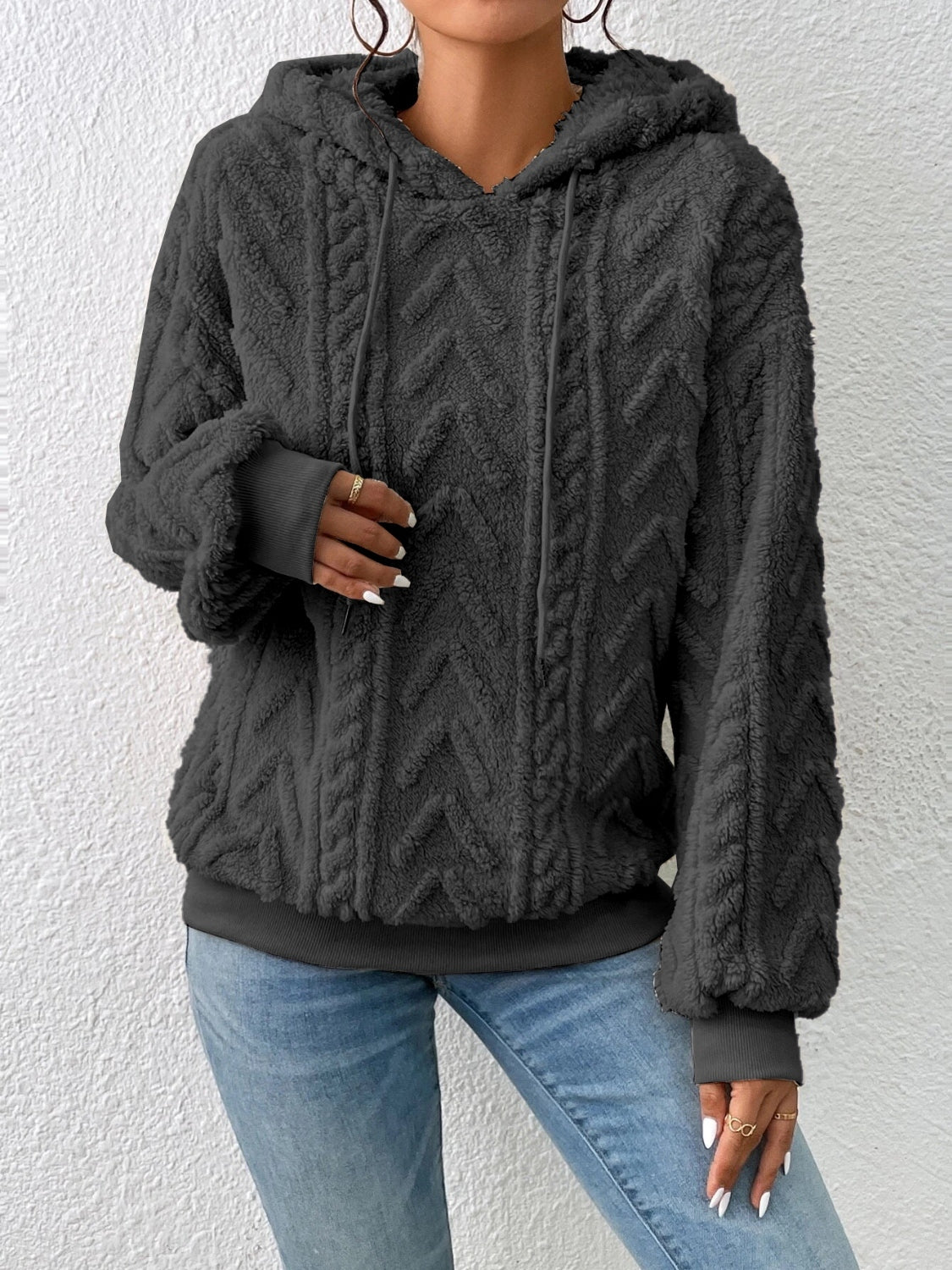 Close-up front pocket detail of beige fleece hoodie – Voguelle