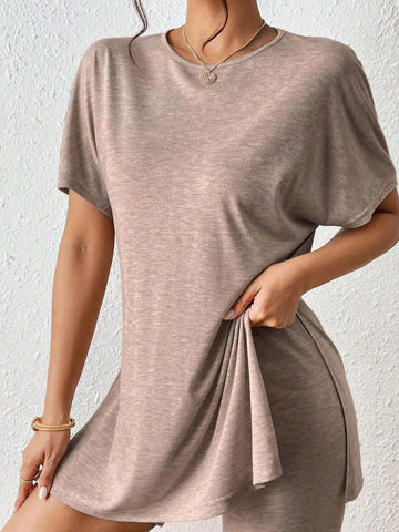 Casual street style look with pink oversized T-shirt – Voguelle