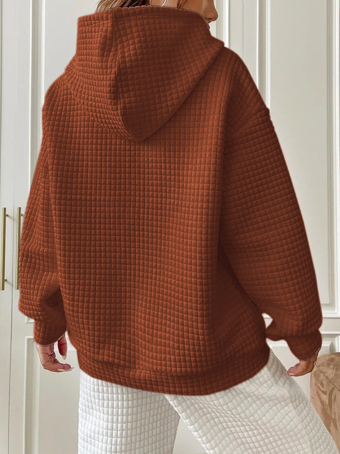 Beige textured hoodie casual streetwear look – Voguelle