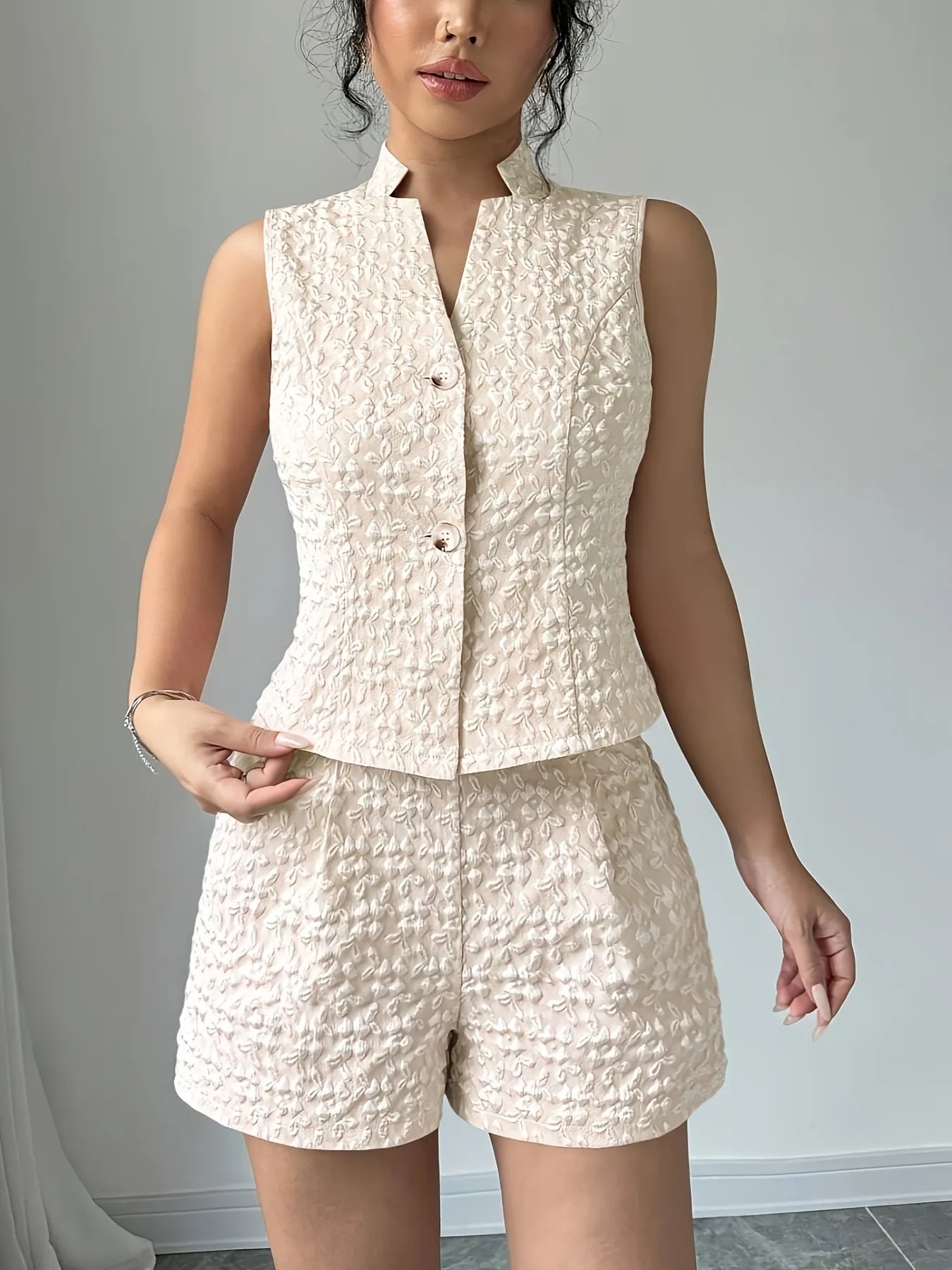 Close-up cream textured fabric on vest and shorts – Voguelle