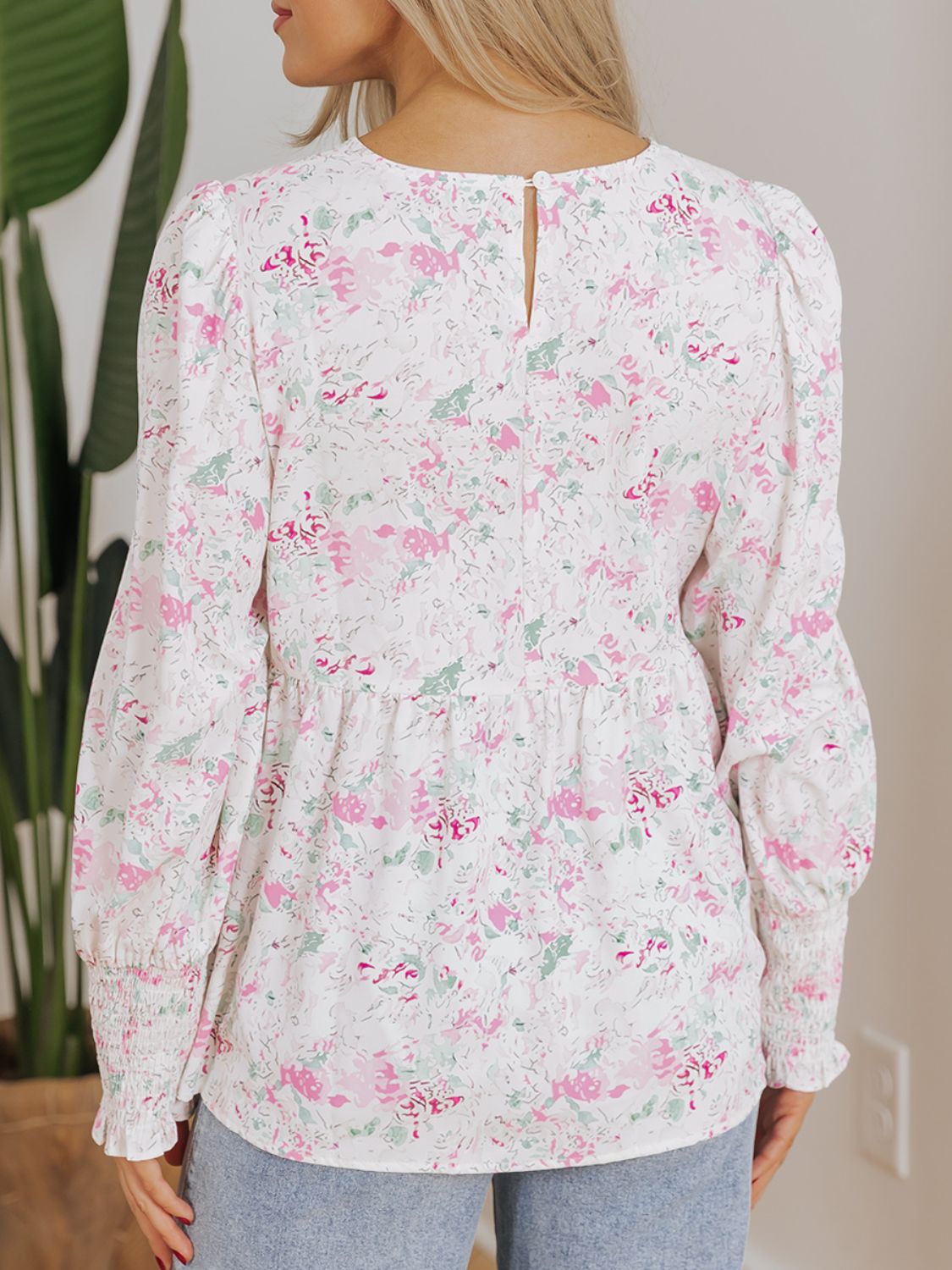 Printed blouse with floral design and round collar – Voguelle