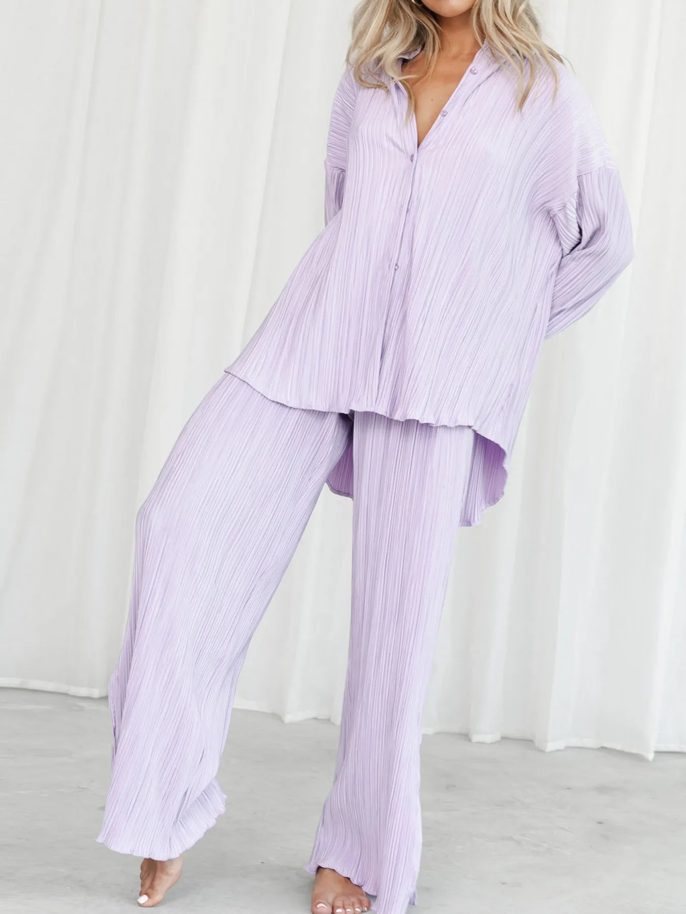 Stylish black pleated lounge outfit with oversized fit – Voguelle