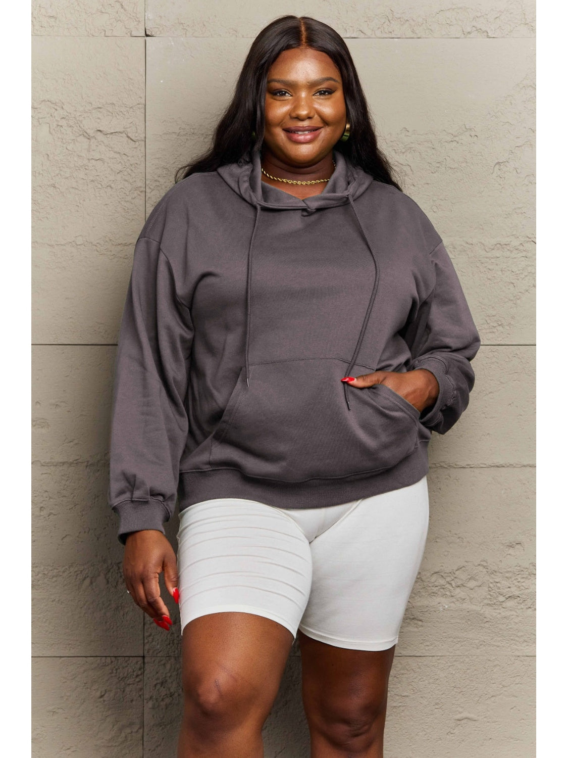 Hoodie in camel with drawstring and pocket front view – Voguelle