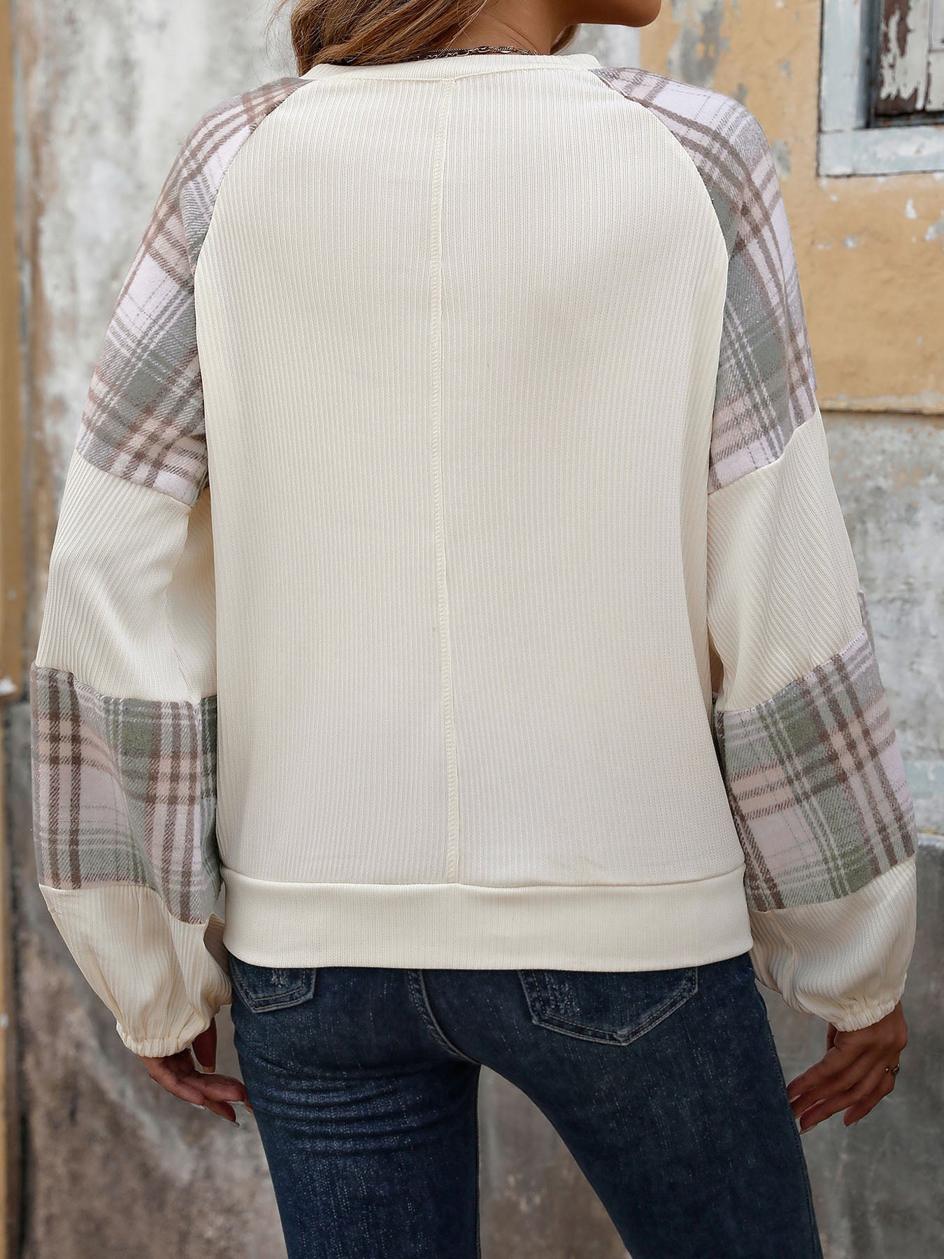 Back view of cream sweatshirt with plaid detail – Voguelle