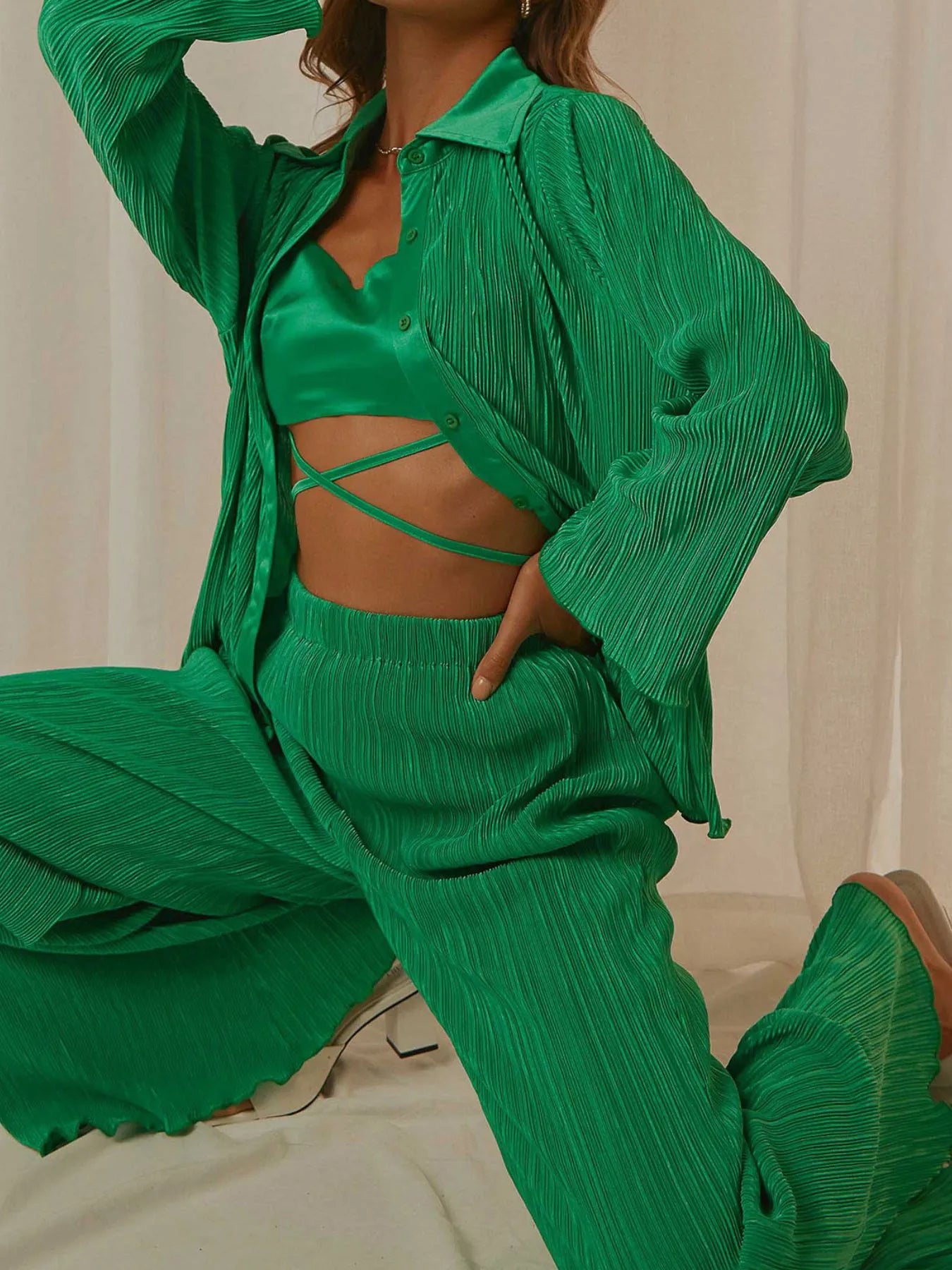 Button-up shirt with matching pants in orange pleated fabric – Voguelle