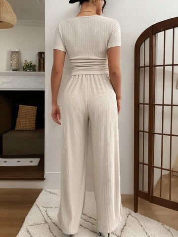 Detail of ribbed texture on beige short sleeve top and matching pants – Voguelle