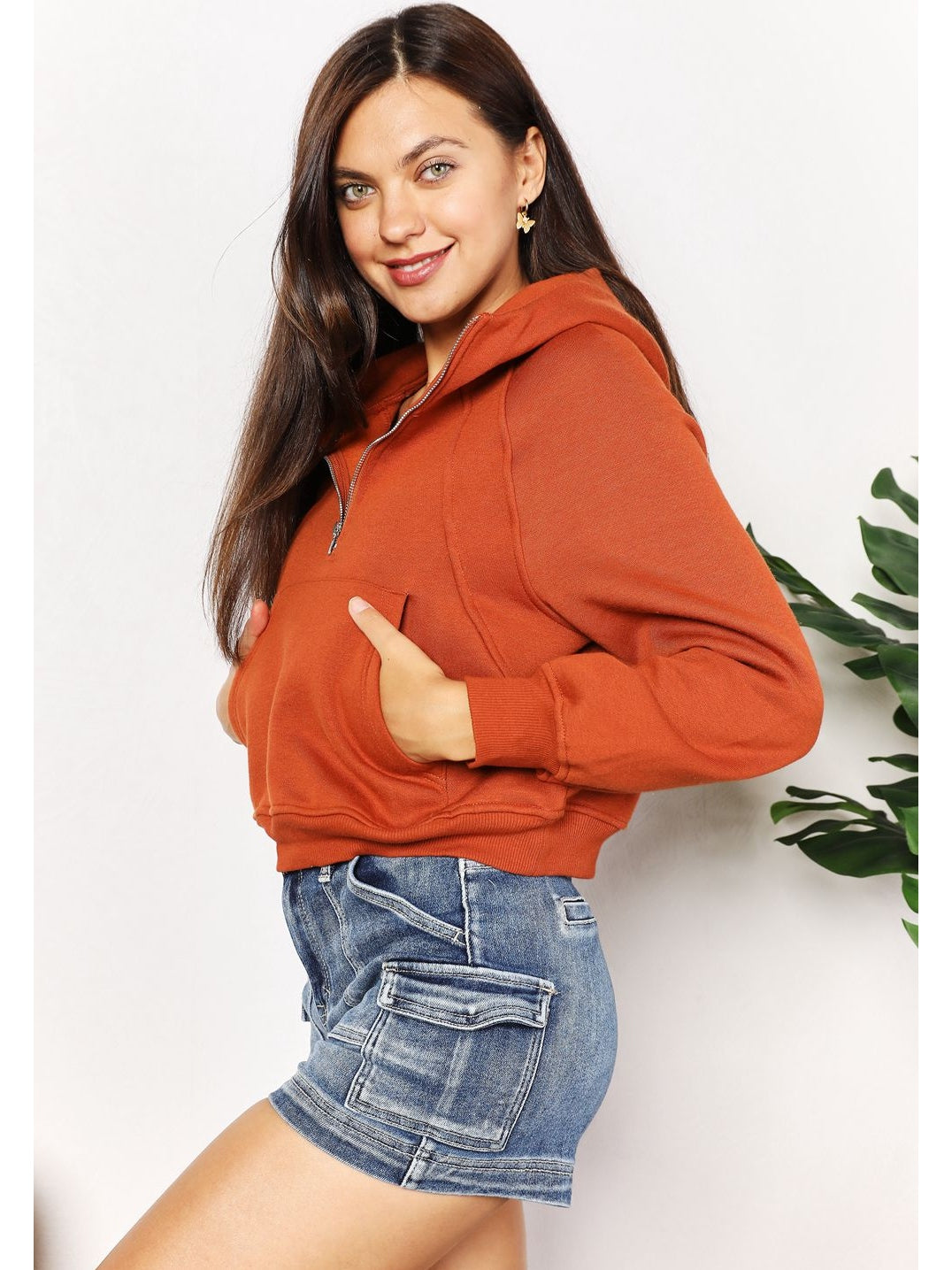 Model wearing rust cropped hoodie with long sleeves – Voguelle