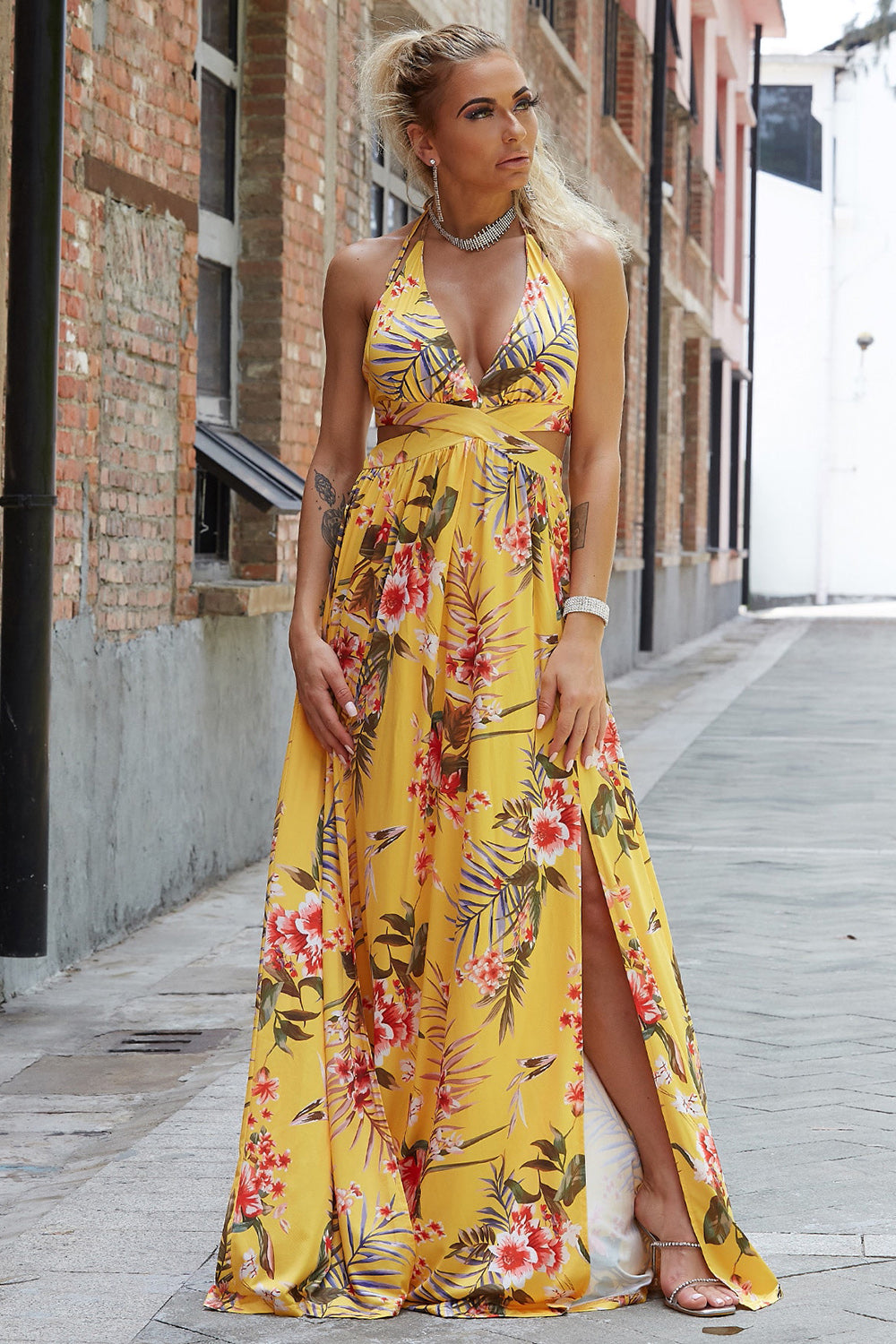 Model wearing floral Halter Neck Maxi Dress – Voguelle
