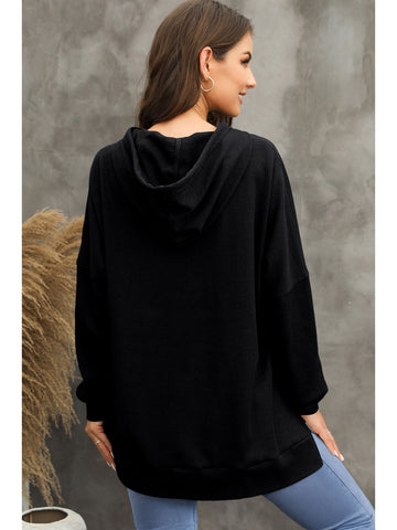 Model’s hand in pocket of gray waffle-knit hoodie – Voguelle