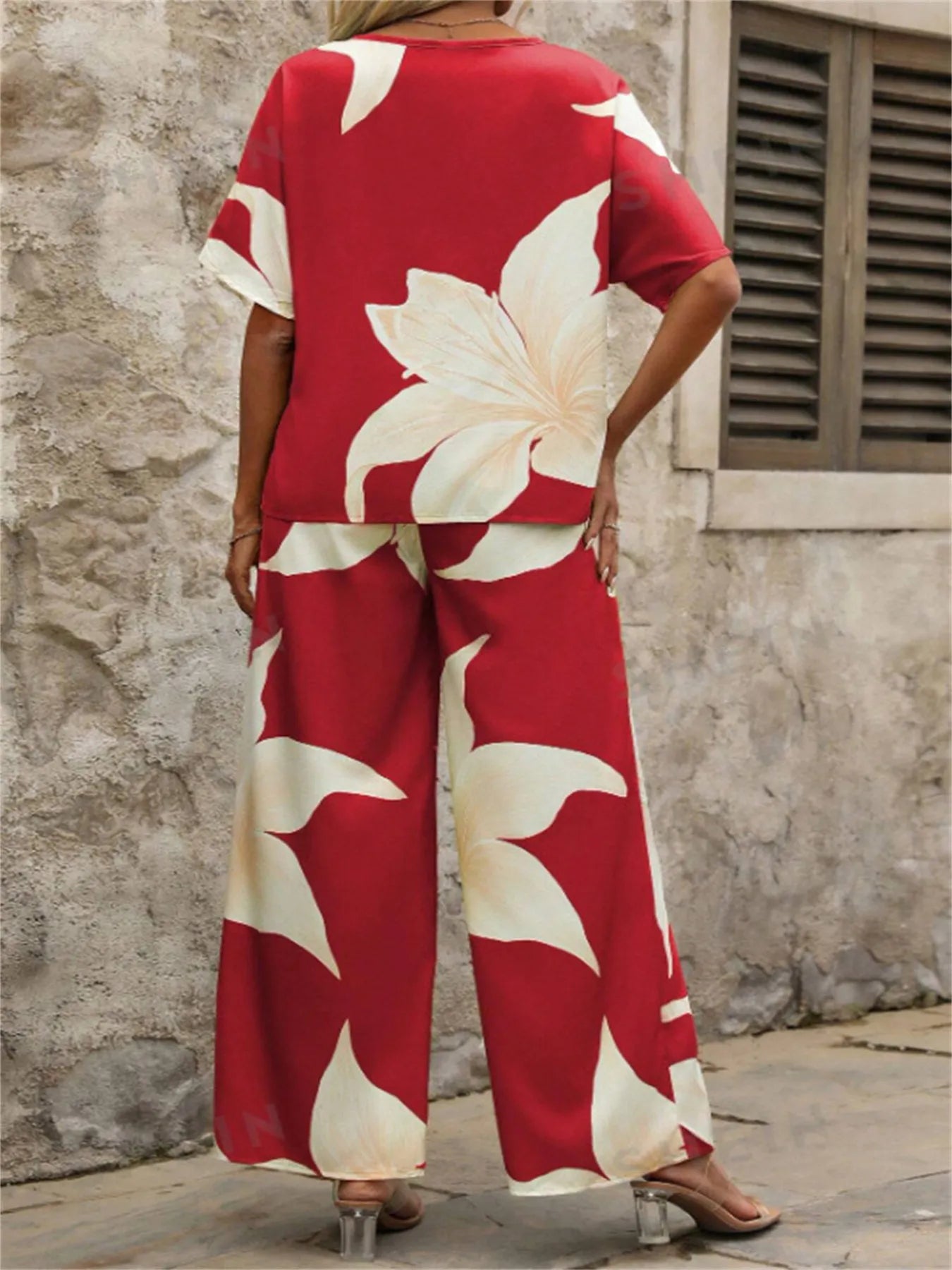 Model hand-in-pocket wearing Printed Floral V-Neck Top and Pants – Voguelle