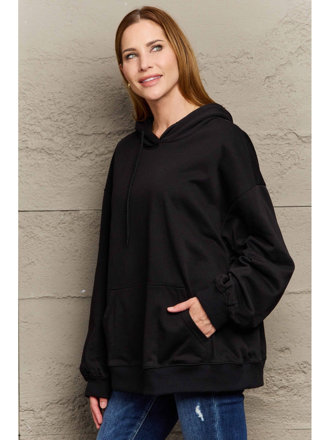 Kangaroo pocket front detail of camel hoodie – Voguelle