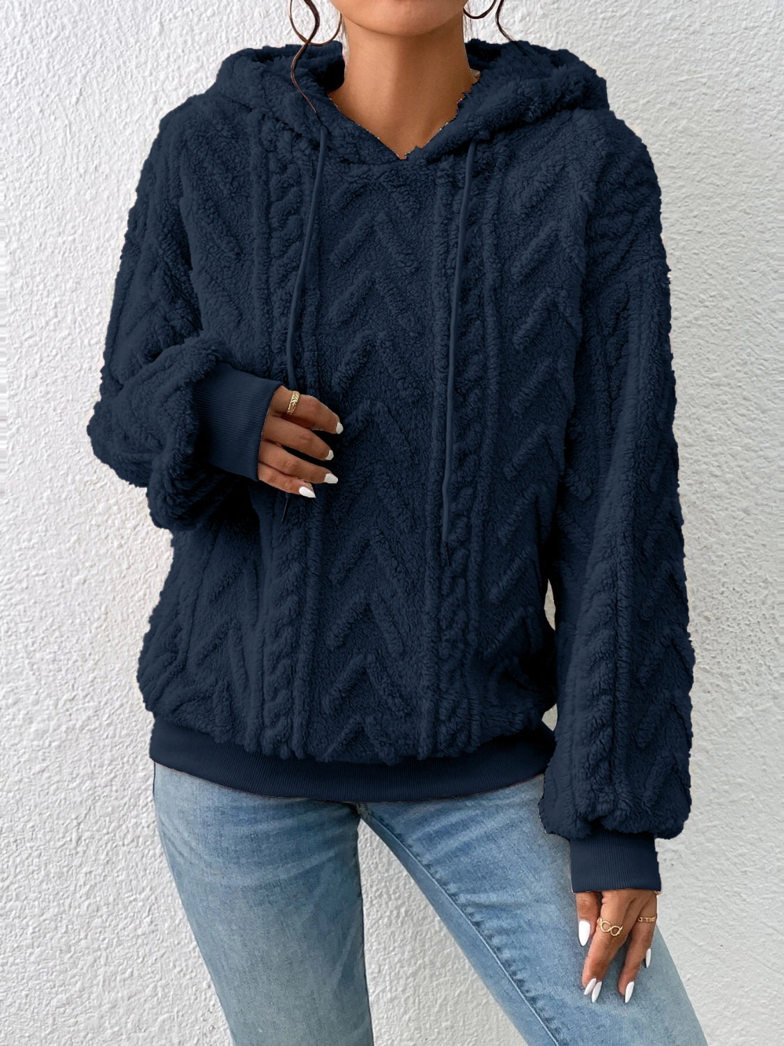 Casual street style look with beige fleece hoodie – Voguelle