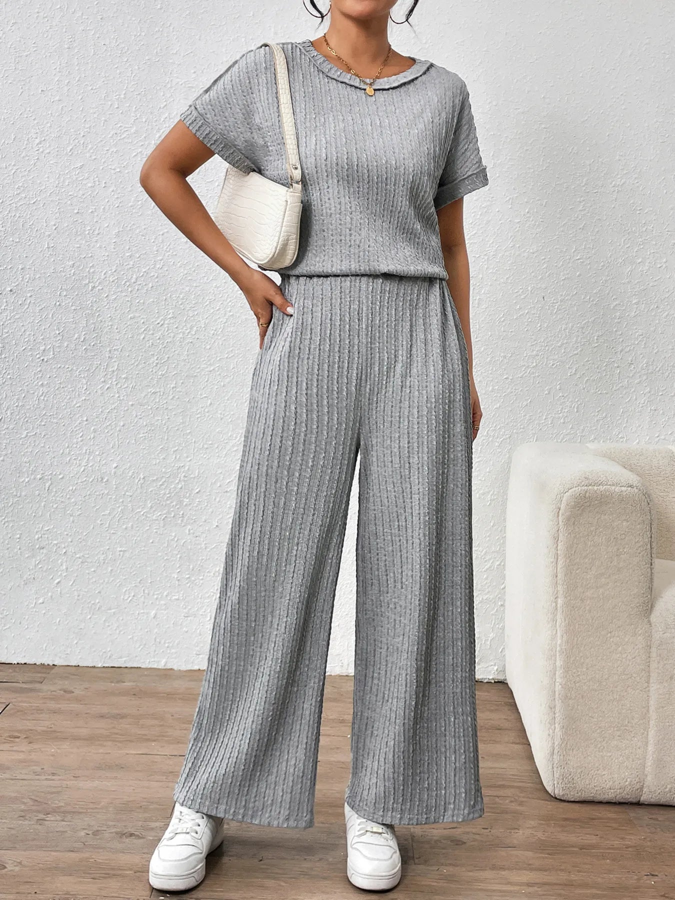Close-up of ribbed fabric texture on gray two-piece set – Voguelle