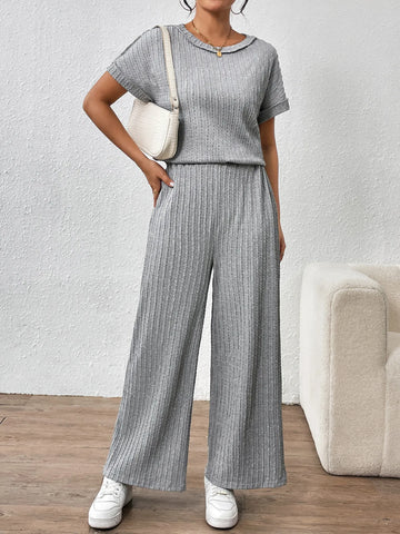 Close-up of ribbed fabric texture on gray two-piece set – Voguelle