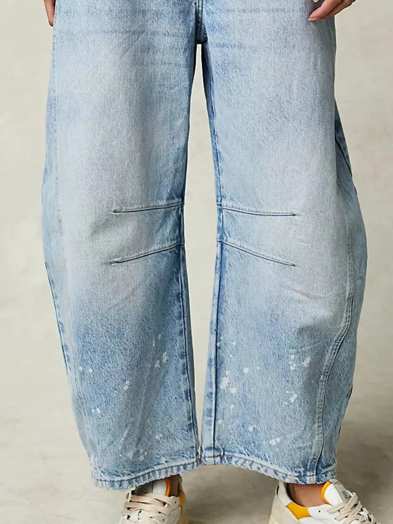 Front angle of light blue wide leg denim jeans – Voguelle