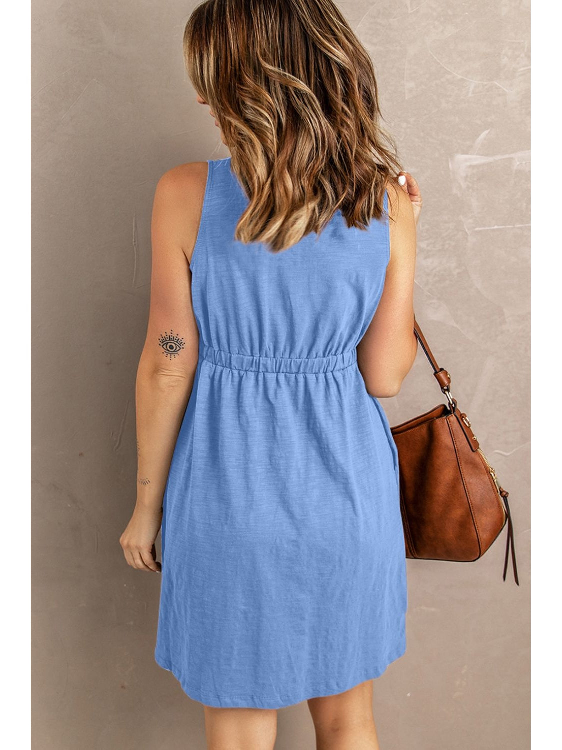 Back neckline detail of sleeveless button down mini dress – Voguelle