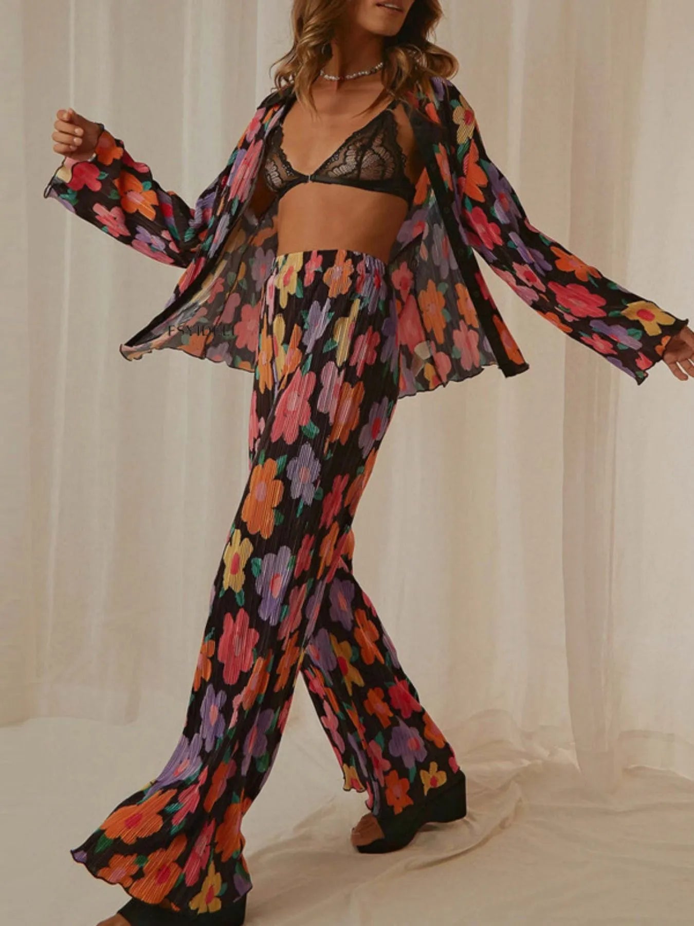 Close-up of long sleeve Black button-up shirt – Voguelle