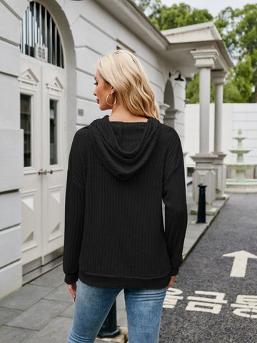 Model in ribbed beige hoodie with oversized fit – Voguelle