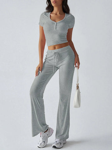 Ribbed crop top with pink flared pants styled casually – Voguelle
