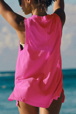 Back detail of sleeveless blue V-neck top – Voguelle