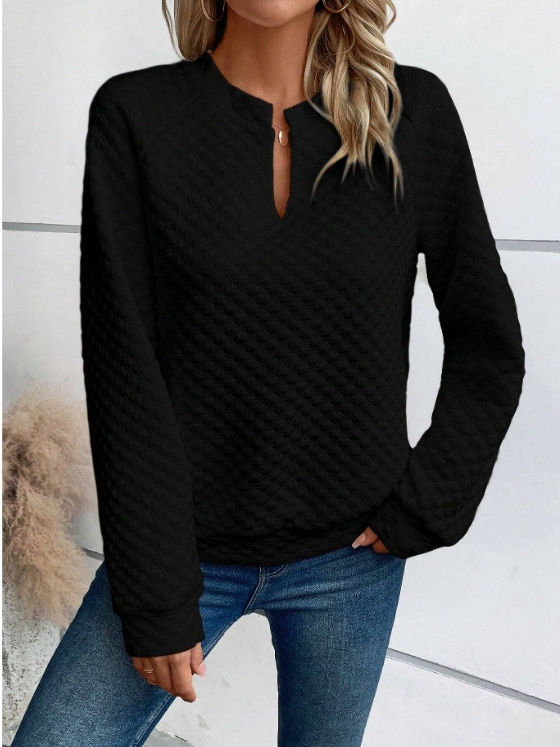 Detail of notched neckline on long sleeve sweatshirt – Voguelle