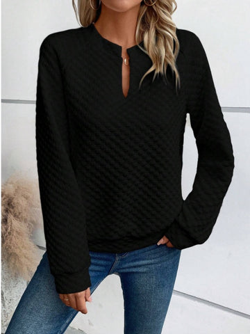 Detail of notched neckline on long sleeve sweatshirt – Voguelle