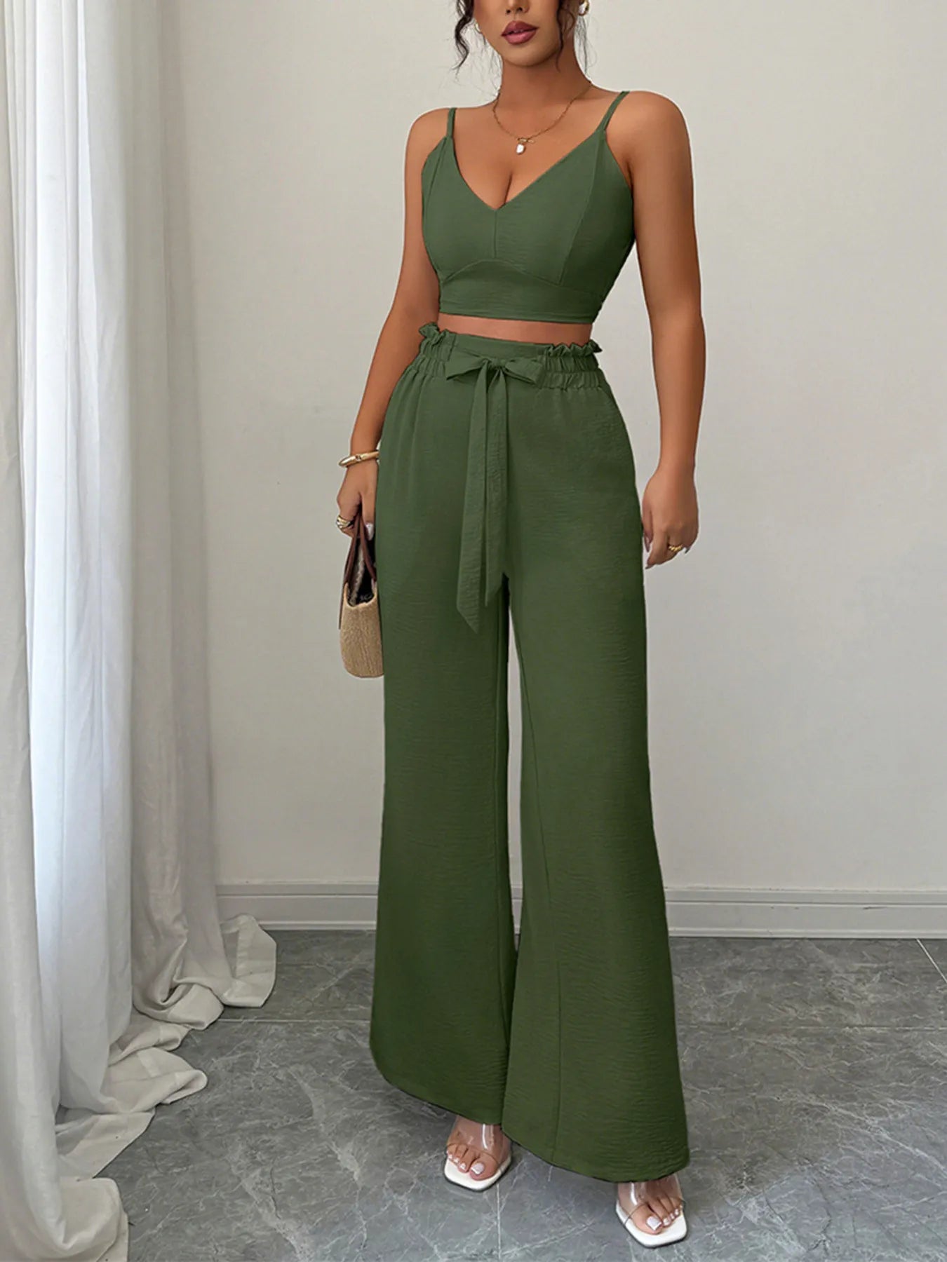 Detail of tie waist design on green wide leg pants – Voguelle