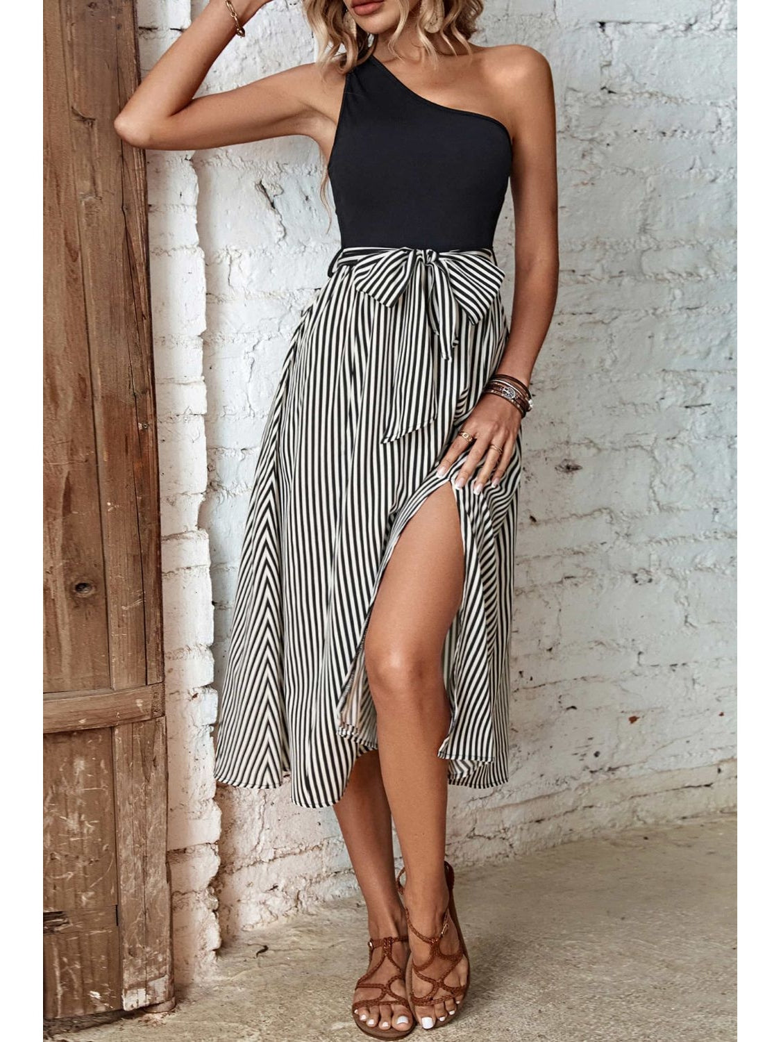 Hemline detail of striped one-shoulder slit midi dress – Voguelle