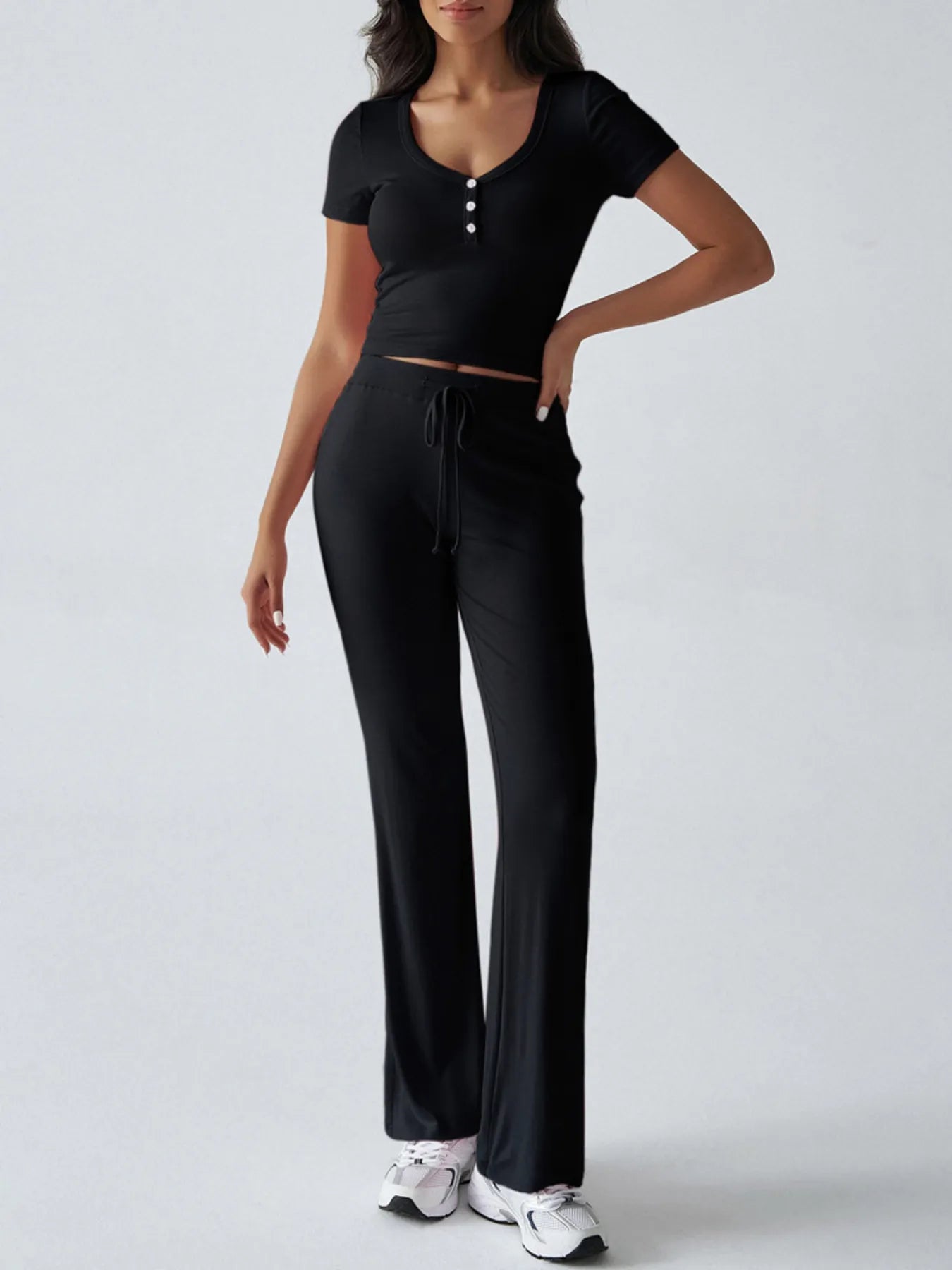 Model in pink ribbed two-piece lounge set with crop top and pants – Voguelle